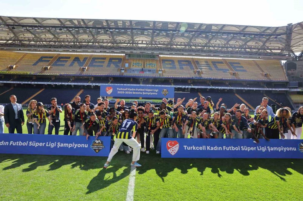 Fenerbahçe’den Kadın Futbolunda Tarihi Şampiyonluk.. Kupa Coşkuyla Havaya Kalktı!