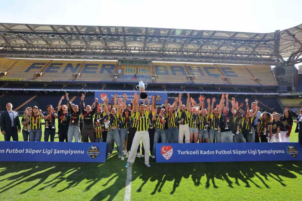Fenerbahçe’den Kadın Futbolunda Tarihi Şampiyonluk.. Kupa Coşkuyla Havaya Kalktı!