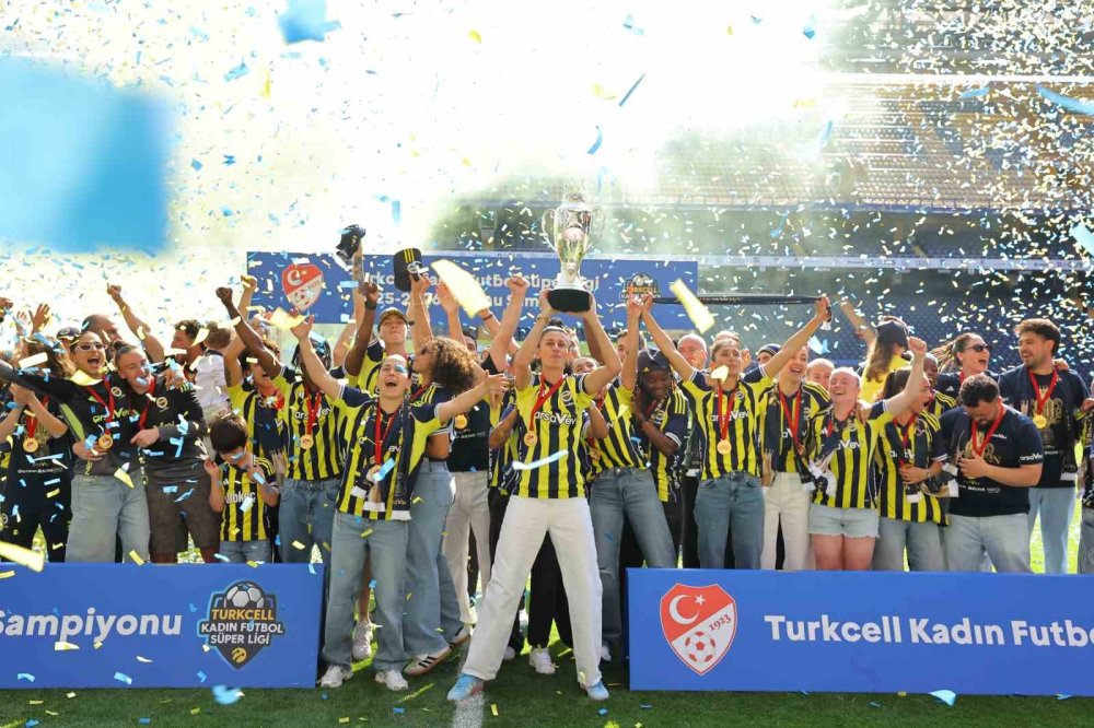 Fenerbahçe’den Kadın Futbolunda Tarihi Şampiyonluk.. Kupa Coşkuyla Havaya Kalktı!
