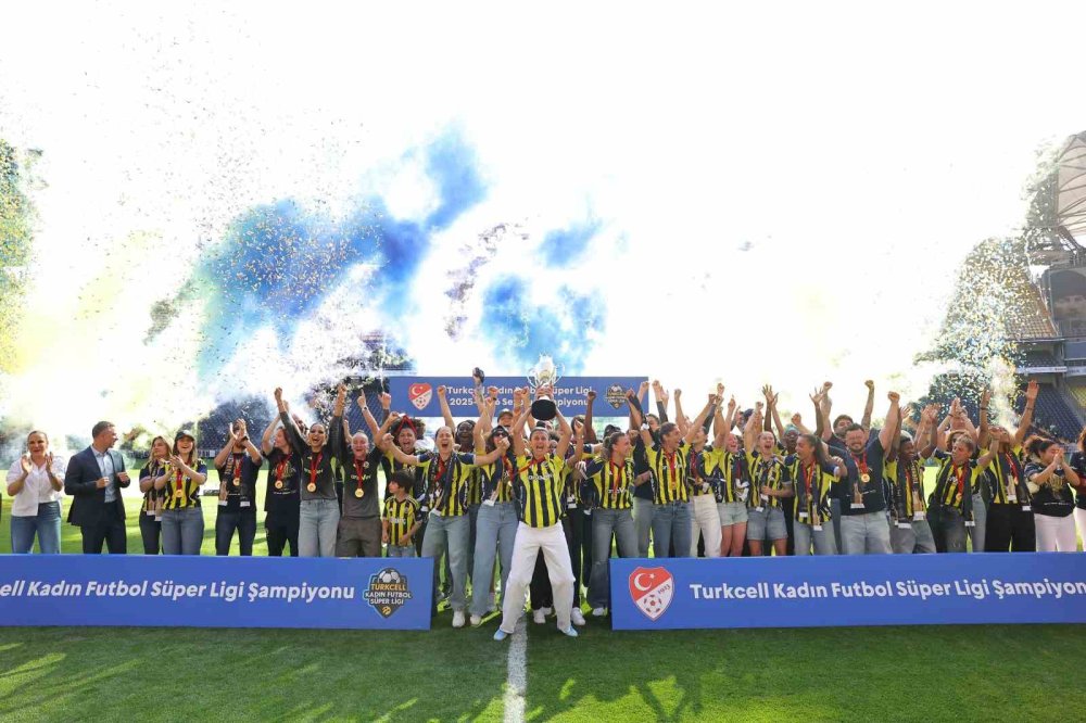 Fenerbahçe’den Kadın Futbolunda Tarihi Şampiyonluk.. Kupa Coşkuyla Havaya Kalktı!