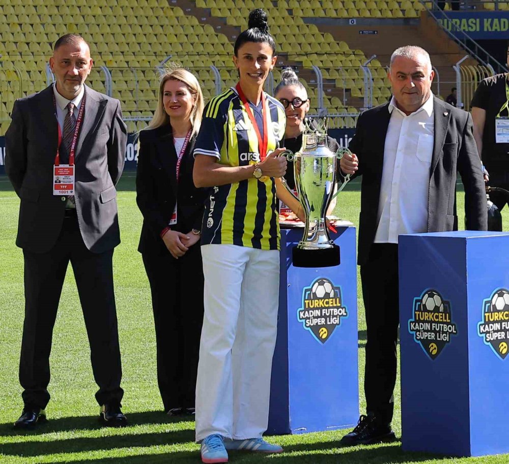 Fenerbahçe’den Kadın Futbolunda Tarihi Şampiyonluk.. Kupa Coşkuyla Havaya Kalktı!