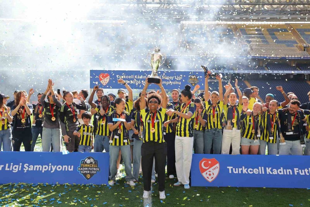 Fenerbahçe’den Kadın Futbolunda Tarihi Şampiyonluk.. Kupa Coşkuyla Havaya Kalktı!