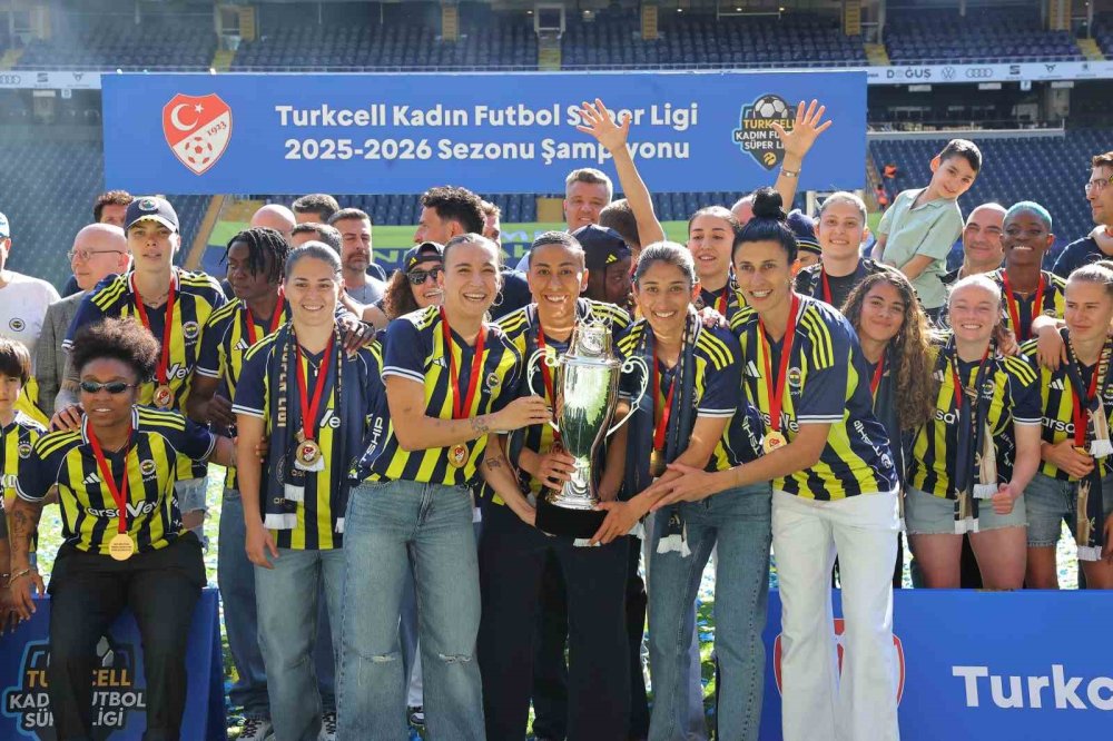 Fenerbahçe’den Kadın Futbolunda Tarihi Şampiyonluk.. Kupa Coşkuyla Havaya Kalktı!