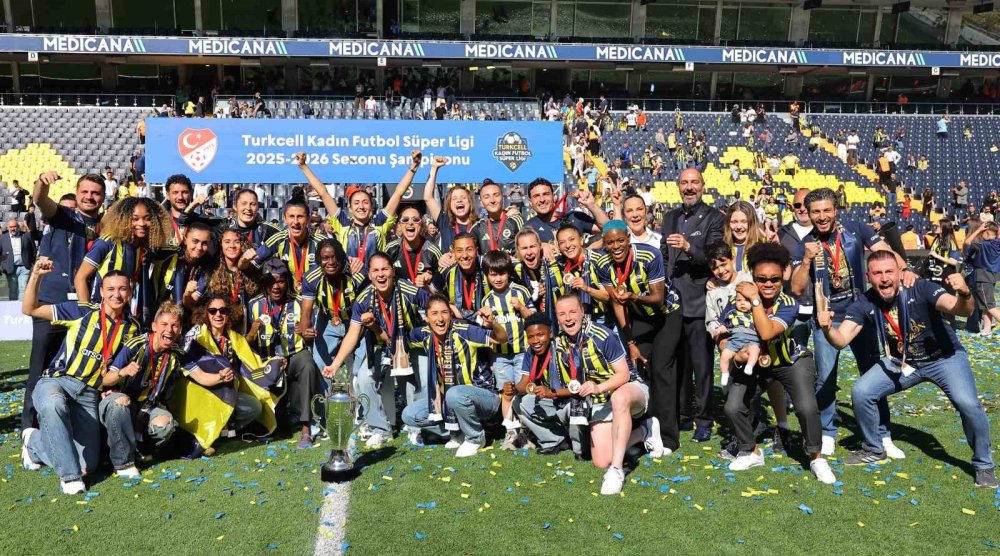 Fenerbahçe’den Kadın Futbolunda Tarihi Şampiyonluk.. Kupa Coşkuyla Havaya Kalktı!