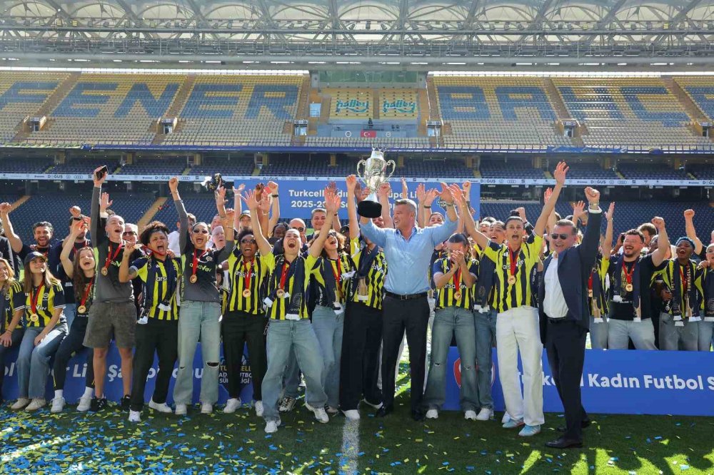 Fenerbahçe’den Kadın Futbolunda Tarihi Şampiyonluk.. Kupa Coşkuyla Havaya Kalktı!