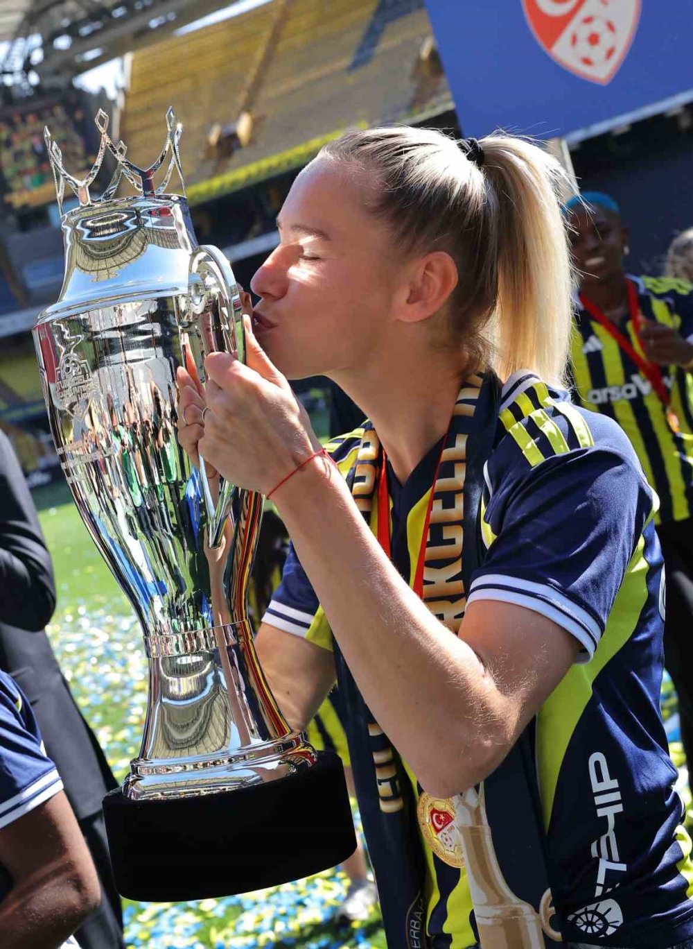 Fenerbahçe’den Kadın Futbolunda Tarihi Şampiyonluk.. Kupa Coşkuyla Havaya Kalktı!