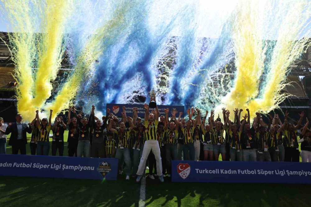 Fenerbahçe’den Kadın Futbolunda Tarihi Şampiyonluk.. Kupa Coşkuyla Havaya Kalktı!