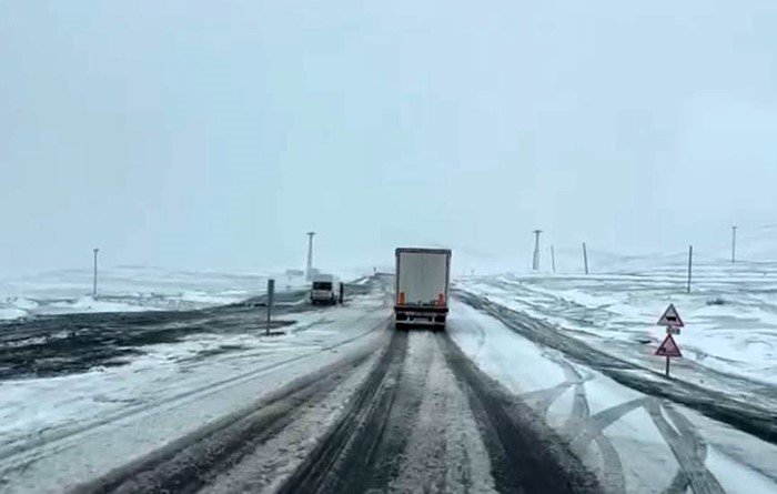 Mayıs Ortasında Kar Esareti.. Ilgar Dağı Geçidi’nde Çok Sayıda TIR Yolda Kaldı!