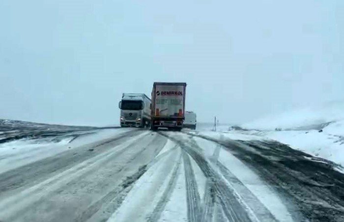 Mayıs Ortasında Kar Esareti.. Ilgar Dağı Geçidi’nde Çok Sayıda TIR Yolda Kaldı!