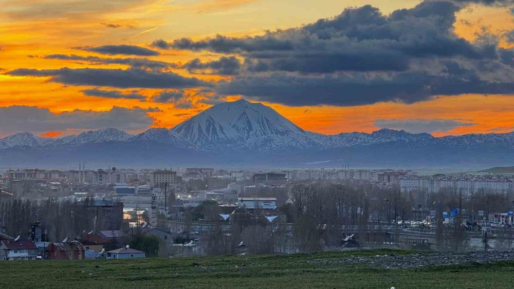 Ağrı’da Gün Batımı Büyüledi.. Yağışların Ardından Gökyüzü Kızıl Renklere Büründü!
