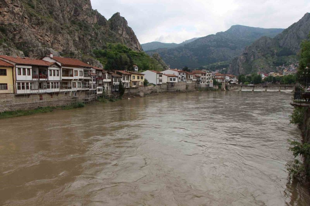 Amasya’da Yeşilırmak’ın Debisi 130 Metreküpe Kadar Düştü: Vatandaşlar Güneşli Havada Nehri İzledi