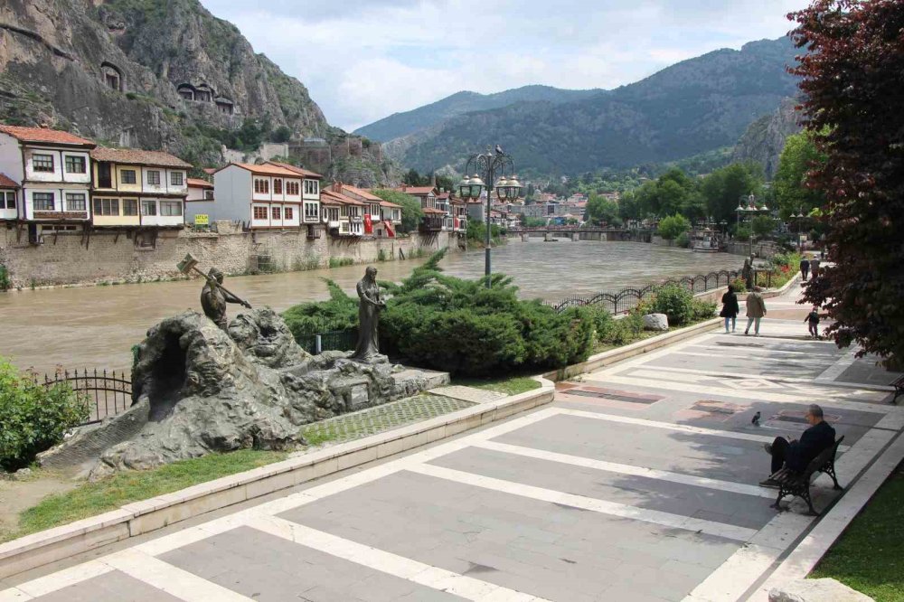 Amasya’da Yeşilırmak’ın Debisi 130 Metreküpe Kadar Düştü: Vatandaşlar Güneşli Havada Nehri İzledi