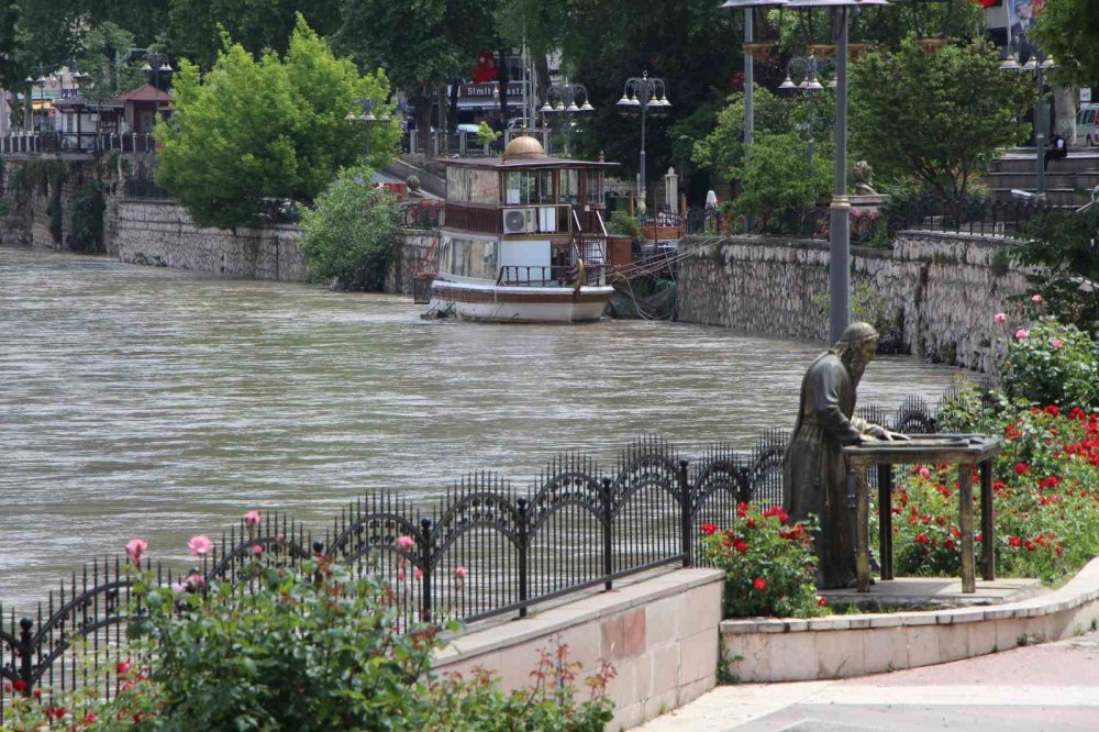 Amasya’da Yeşilırmak’ın Debisi 130 Metreküpe Kadar Düştü: Vatandaşlar Güneşli Havada Nehri İzledi