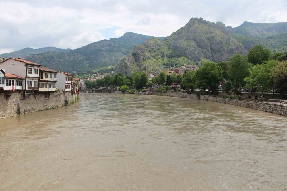 Amasya’da Yeşilırmak’ın Debisi 130 Metreküpe Kadar Düştü: Vatandaşlar Güneşli Havada Nehri İzledi