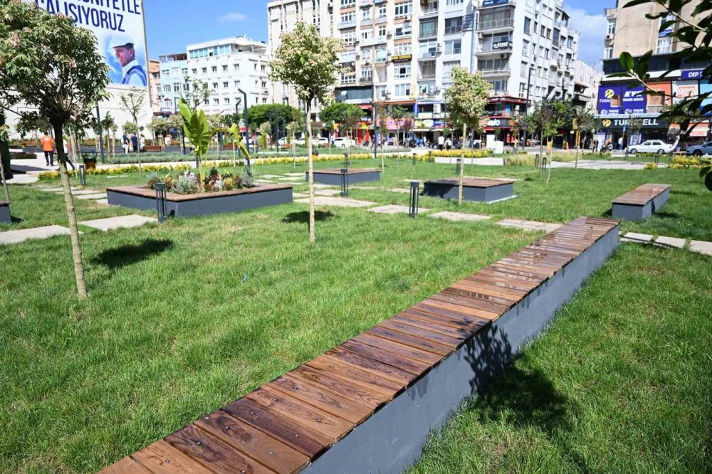 Mersin’de Kırmızı Lacivert Kent Meydanı Kullanıma Açıldı