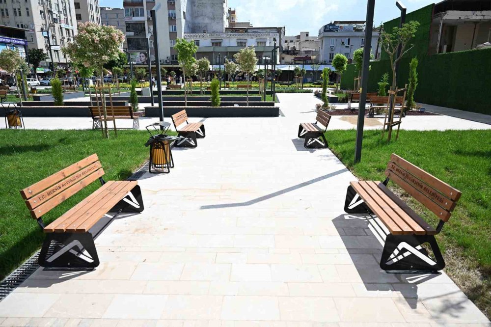 Mersin’de Kırmızı Lacivert Kent Meydanı Kullanıma Açıldı