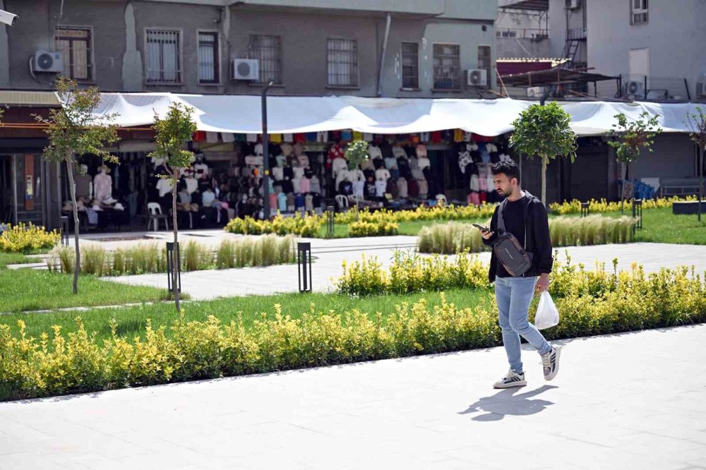 Mersin’de Kırmızı Lacivert Kent Meydanı Kullanıma Açıldı
