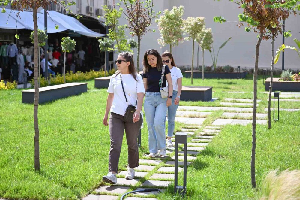 Mersin’de Kırmızı Lacivert Kent Meydanı Kullanıma Açıldı