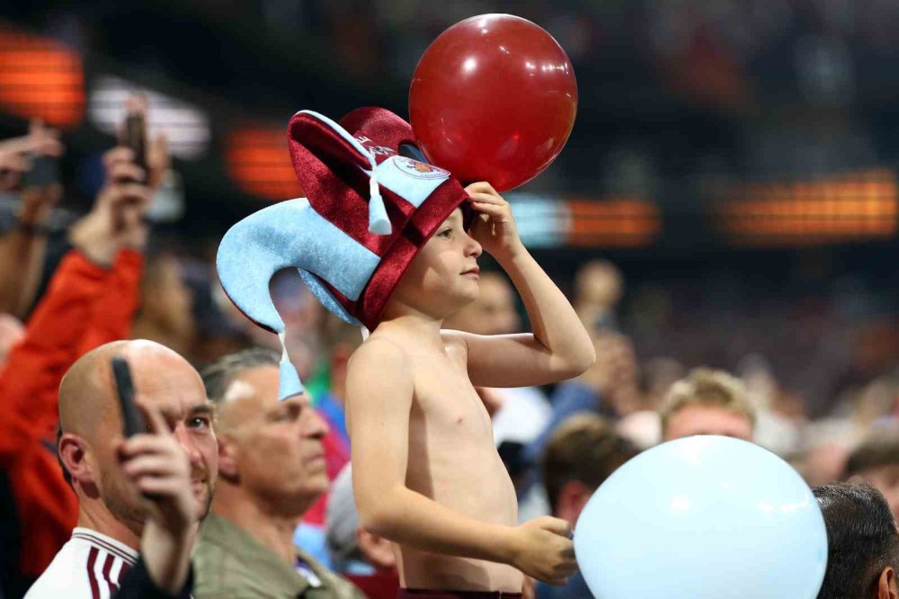 Uefa Avrupa Ligi Şampiyonu Aston Villa Kupasını Aldı