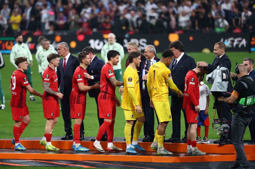 Uefa Avrupa Ligi Şampiyonu Aston Villa Kupasını Aldı