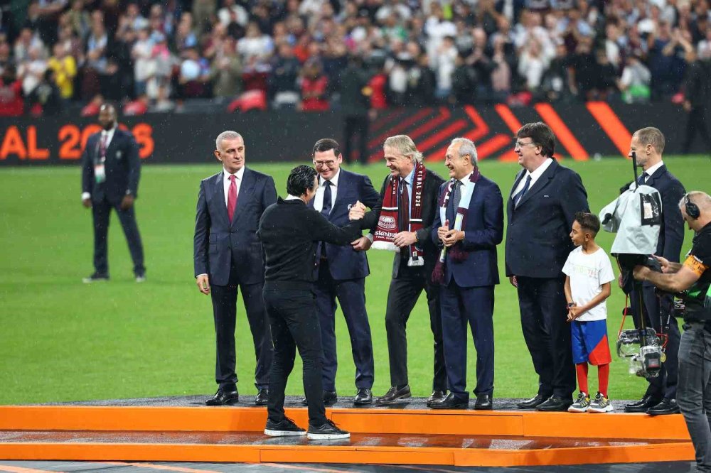 Uefa Avrupa Ligi Şampiyonu Aston Villa Kupasını Aldı