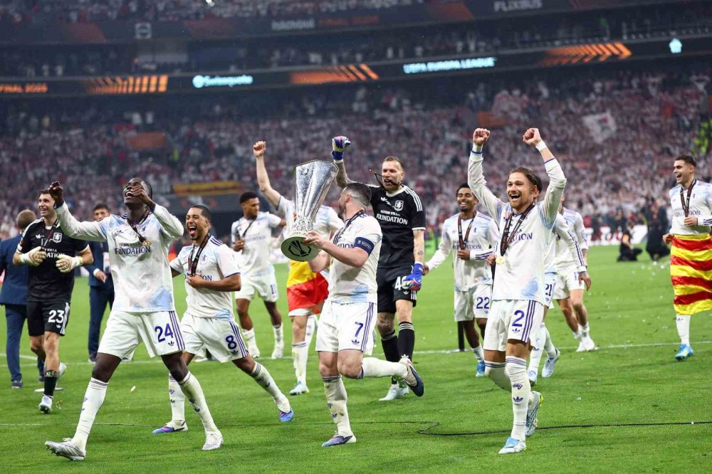 Uefa Avrupa Ligi Şampiyonu Aston Villa Kupasını Aldı