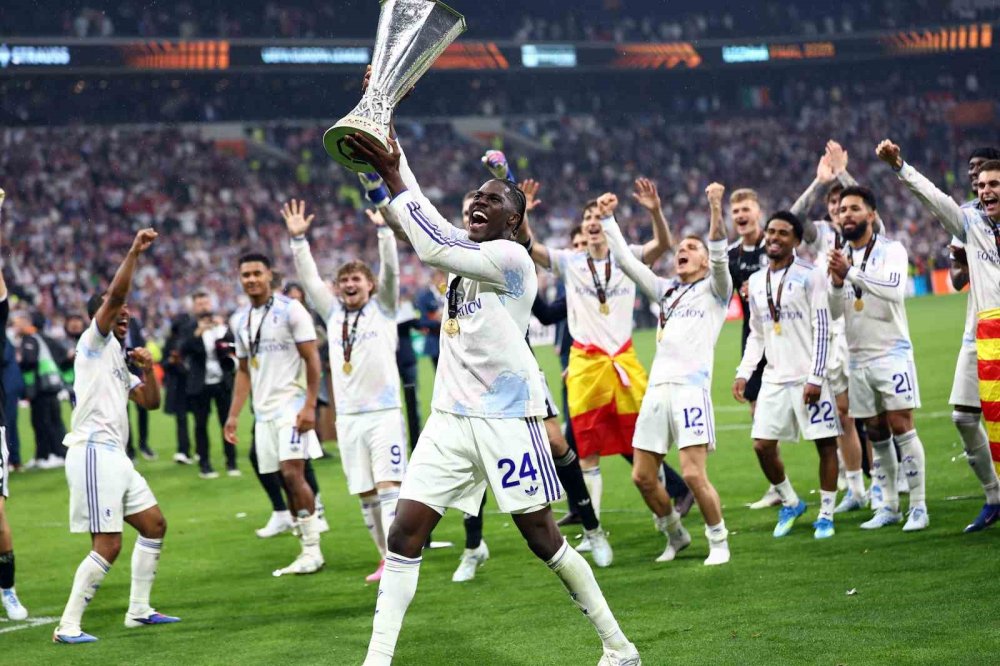 Uefa Avrupa Ligi Şampiyonu Aston Villa Kupasını Aldı