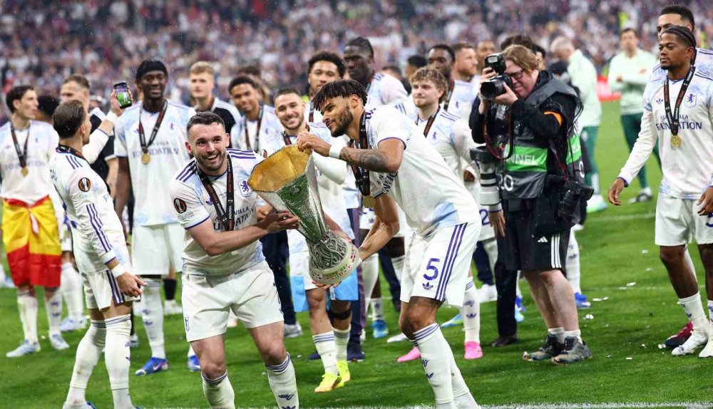 Uefa Avrupa Ligi Şampiyonu Aston Villa Kupasını Aldı