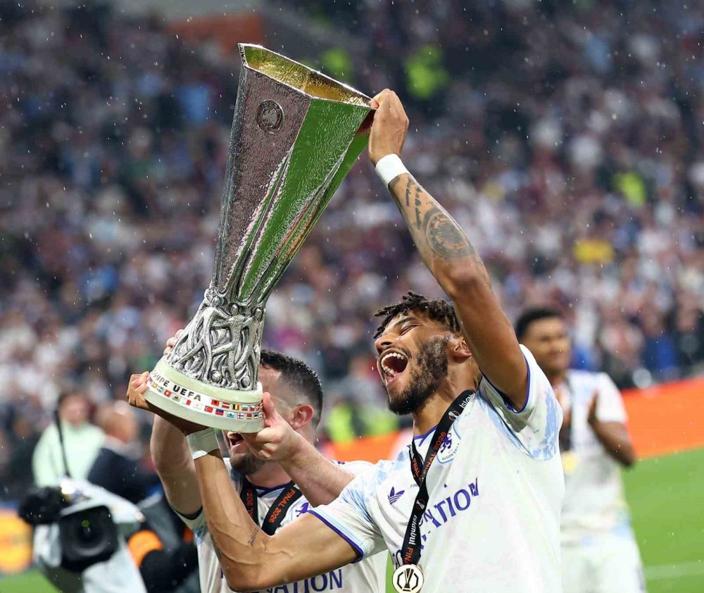 Uefa Avrupa Ligi Şampiyonu Aston Villa Kupasını Aldı