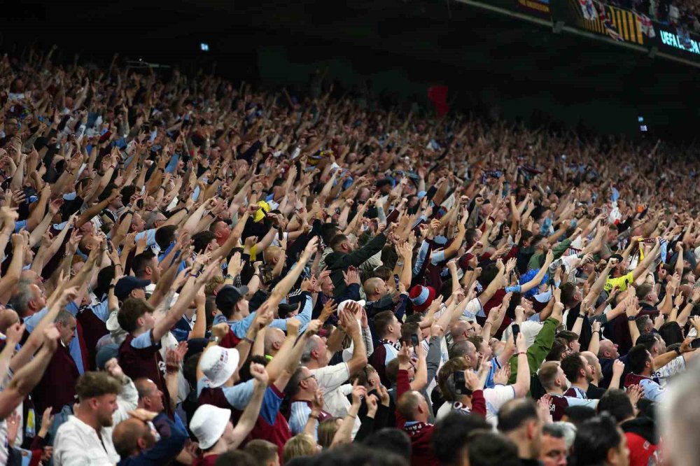 Uefa Avrupa Ligi Şampiyonu Aston Villa Kupasını Aldı