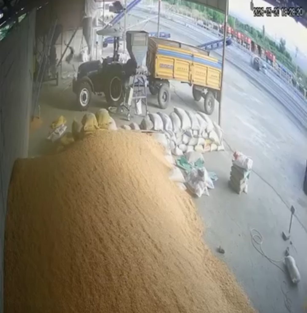 Iğdır’da Otomobil Refüje Çarptı: 3 Kişi Yaralandı