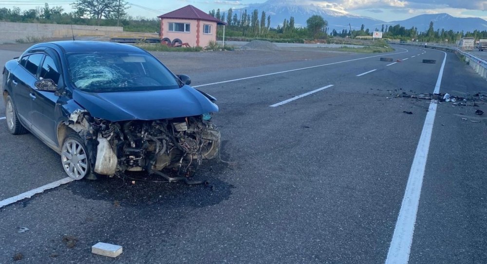 Iğdır’da Otomobil Refüje Çarptı: 3 Kişi Yaralandı