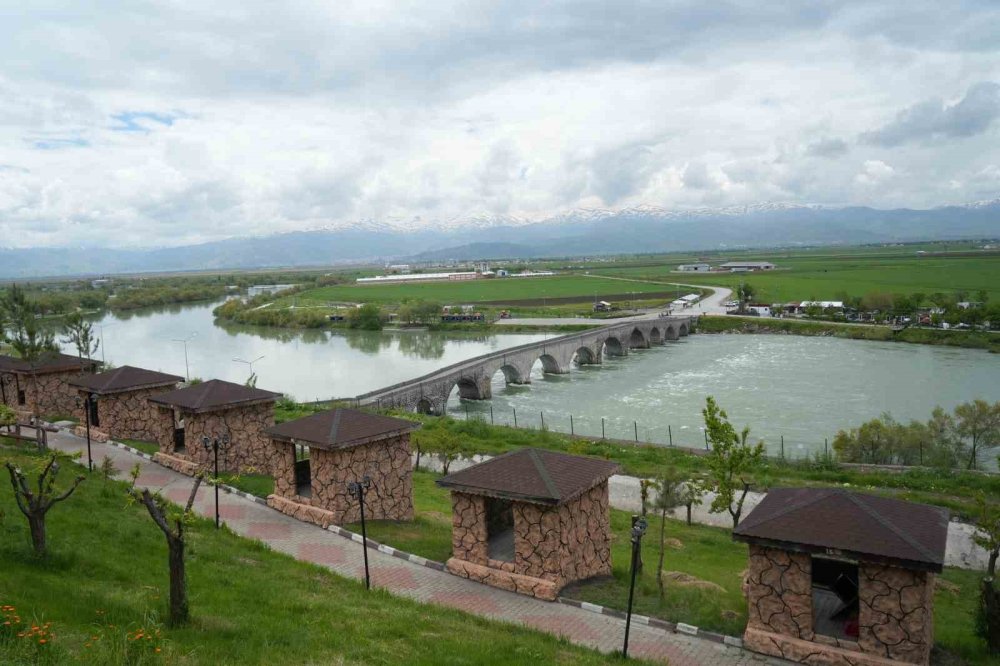 Muş’ta Alparslan-2 Barajı’nda İlk Kez Dolusavak Kapakları Açıldı