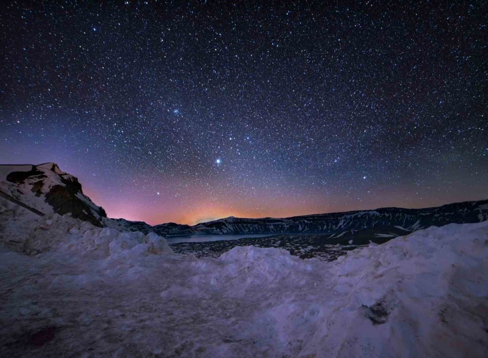 Nemrut Kalderası’nda Gece Büyüsü.. Yıldızlarla Karlı Zirveler Aynı Karede Buluştu!