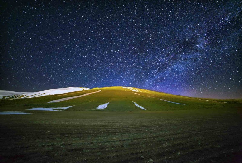 Nemrut Kalderası’nda Gece Büyüsü.. Yıldızlarla Karlı Zirveler Aynı Karede Buluştu!