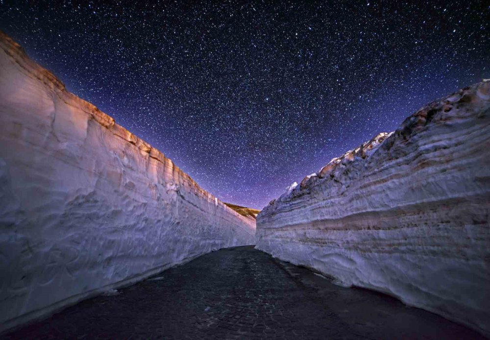 Nemrut Kalderası’nda Gece Büyüsü.. Yıldızlarla Karlı Zirveler Aynı Karede Buluştu!