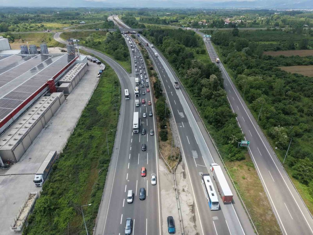 TEM Otoyolu’nun Düzce Geçişinde Bayram Tatili Yoğunluğu Başladı