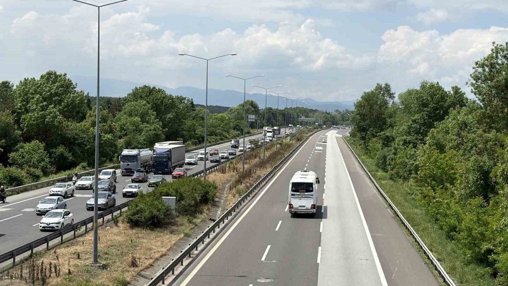 TEM Otoyolu’nun Düzce Geçişinde Bayram Tatili Yoğunluğu Başladı
