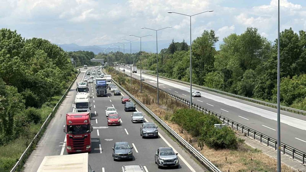 TEM Otoyolu’nun Düzce Geçişinde Bayram Tatili Yoğunluğu Başladı
