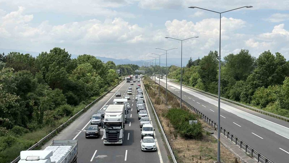 TEM Otoyolu’nun Düzce Geçişinde Bayram Tatili Yoğunluğu Başladı