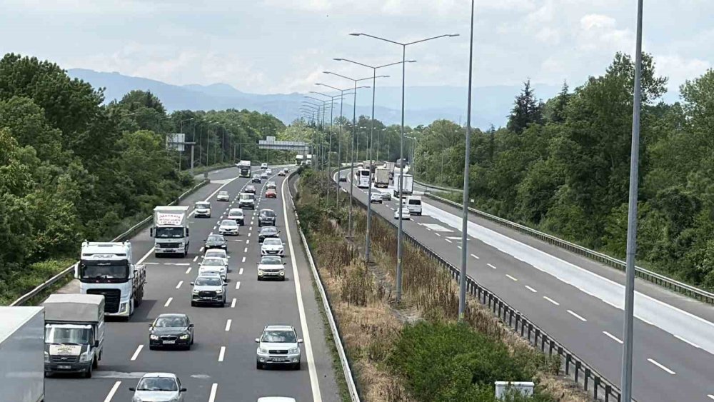 TEM Otoyolu’nun Düzce Geçişinde Bayram Tatili Yoğunluğu Başladı