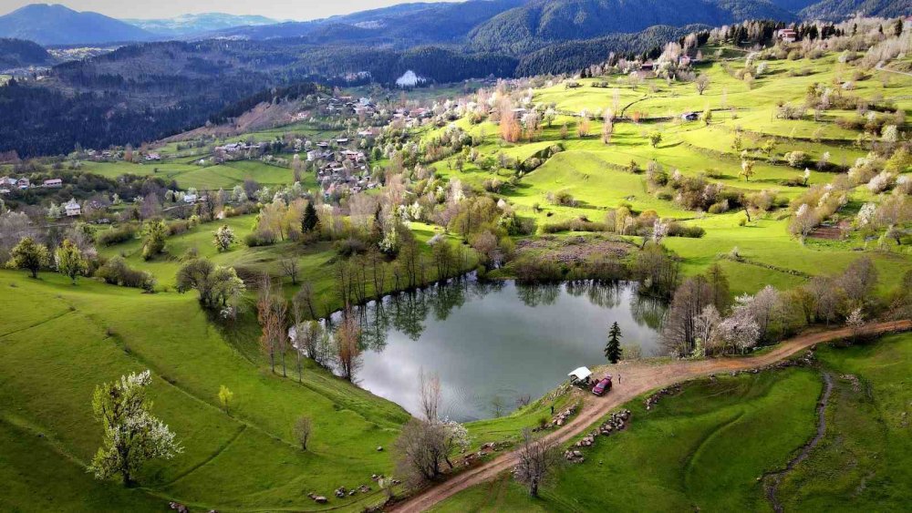 Artvin’in Saklı Cenneti Şavşat.. Balık Gölü İlkbaharla Kartpostallık Görüntülere Büründü!
