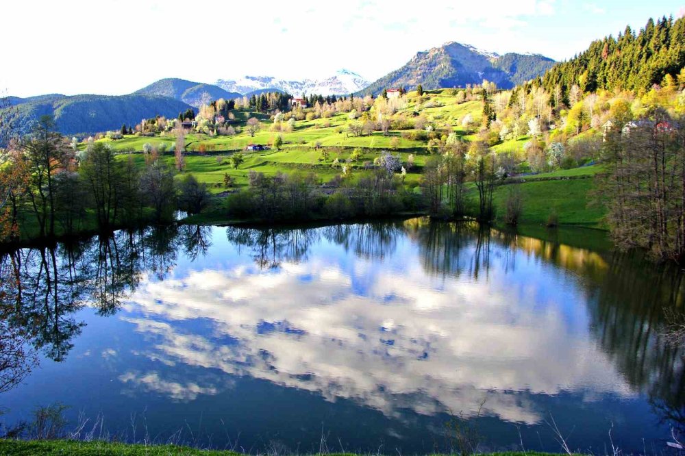 Artvin’in Saklı Cenneti Şavşat.. Balık Gölü İlkbaharla Kartpostallık Görüntülere Büründü!