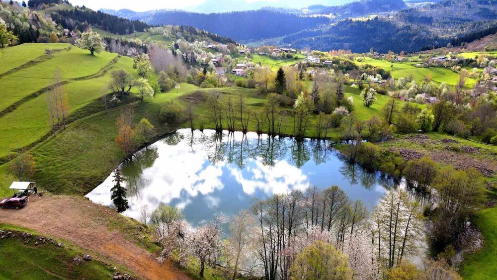 Artvin’in Saklı Cenneti Şavşat.. Balık Gölü İlkbaharla Kartpostallık Görüntülere Büründü!