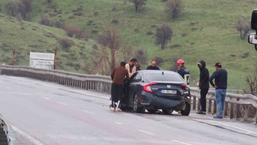 Aşkale’de Peş Peşe Trafik Kazaları.. Yağış ve Hız Nedeniyle 10 Kişi Yaralandı..!