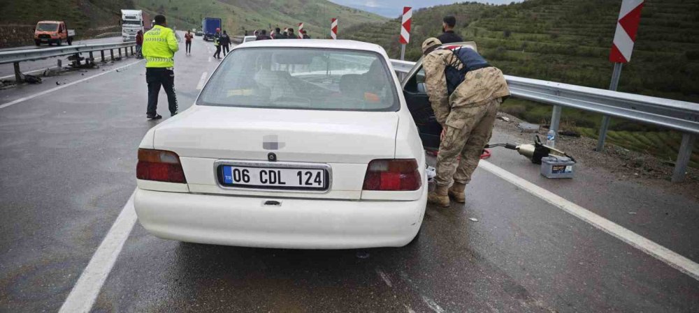 Aşkale’de Peş Peşe Trafik Kazaları.. Yağış ve Hız Nedeniyle 10 Kişi Yaralandı..!
