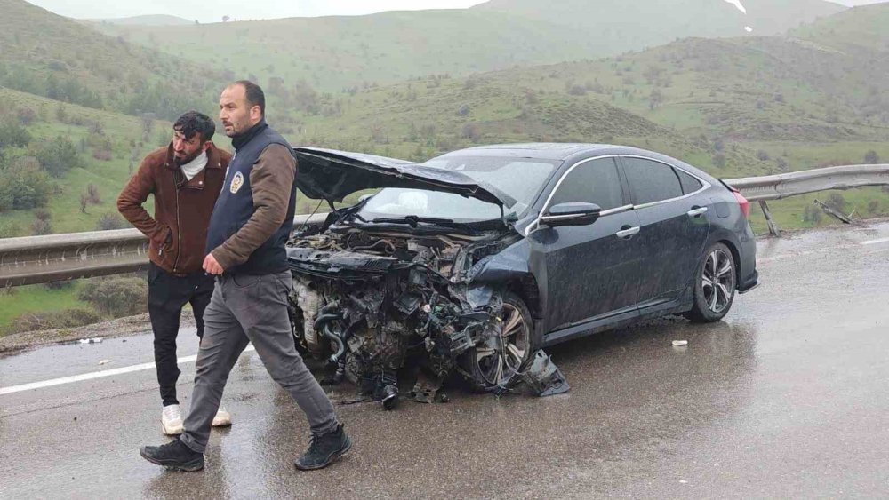 Aşkale’de Peş Peşe Trafik Kazaları.. Yağış ve Hız Nedeniyle 10 Kişi Yaralandı..!