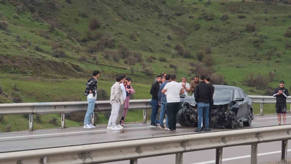 Aşkale’de Peş Peşe Trafik Kazaları.. Yağış ve Hız Nedeniyle 10 Kişi Yaralandı..!