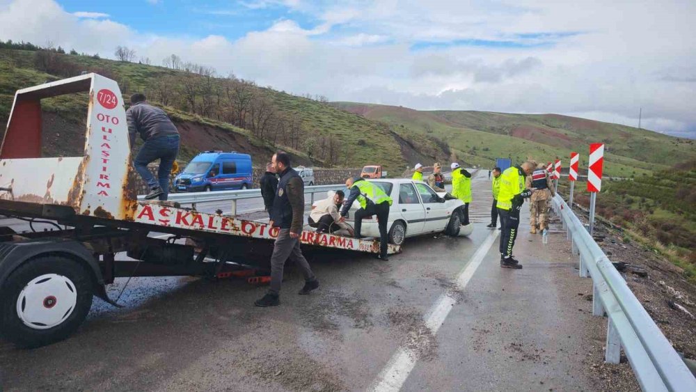 Aşkale’de Peş Peşe Trafik Kazaları.. Yağış ve Hız Nedeniyle 10 Kişi Yaralandı..!