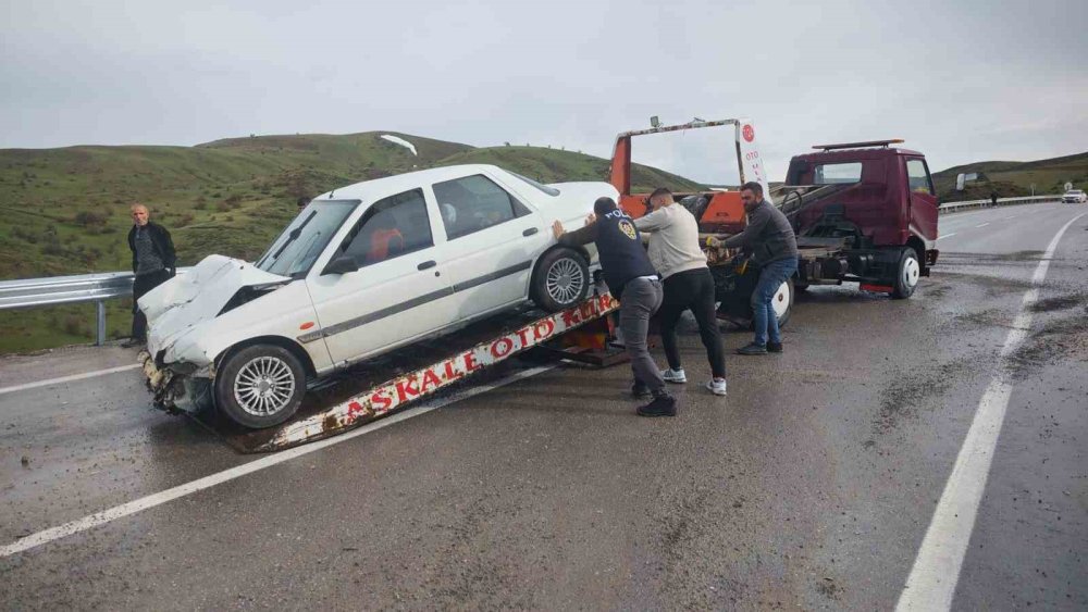 Aşkale’de Peş Peşe Trafik Kazaları.. Yağış ve Hız Nedeniyle 10 Kişi Yaralandı..!